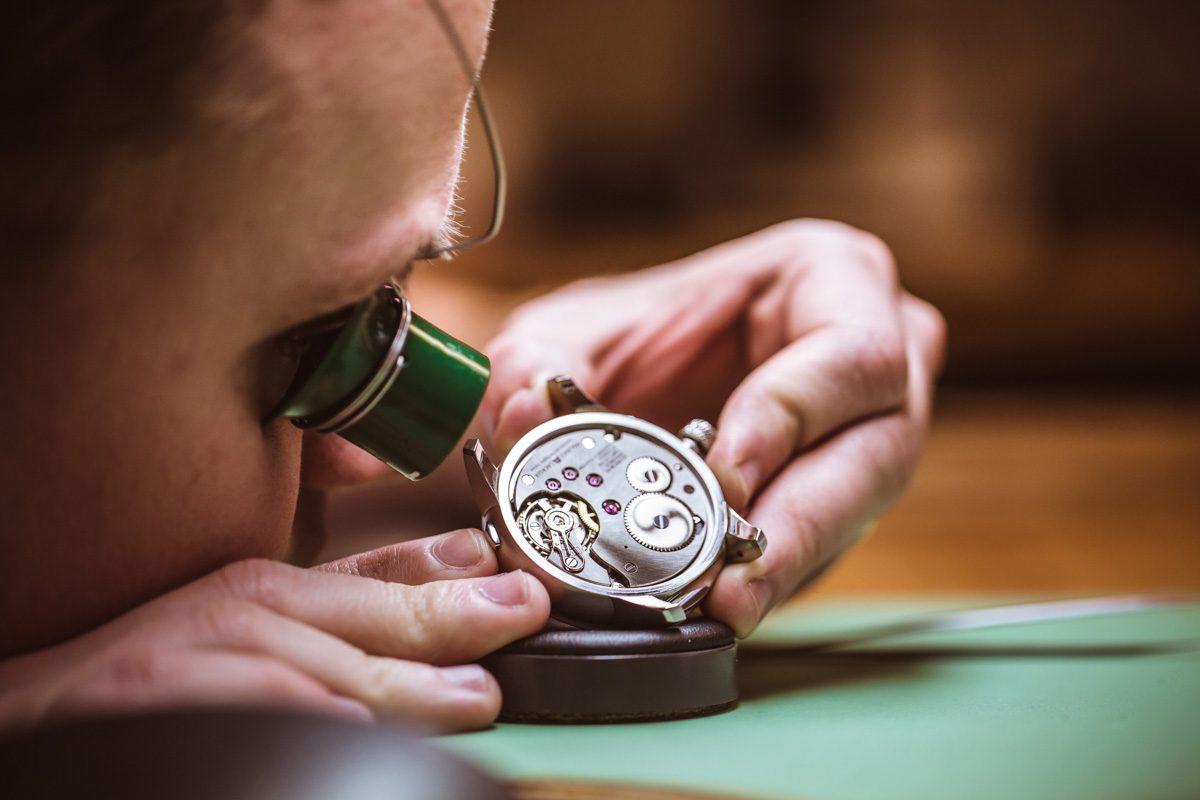 How to find a watchmaker experienced with replica watches?