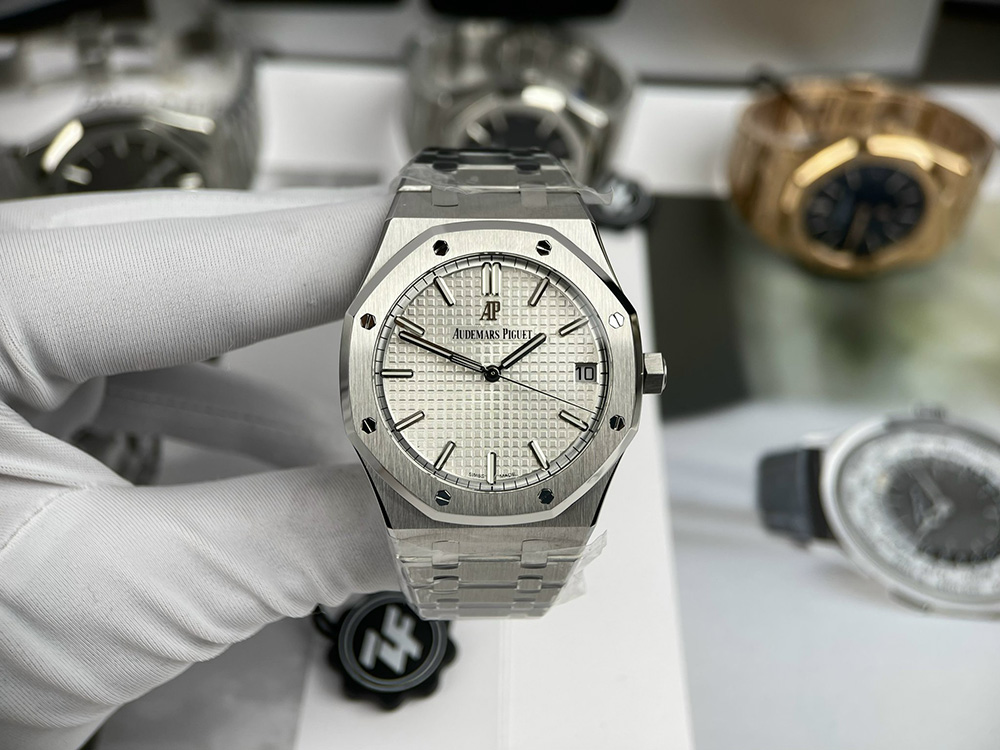 Authenticity Guarantees for AP Royal Oak Replicas