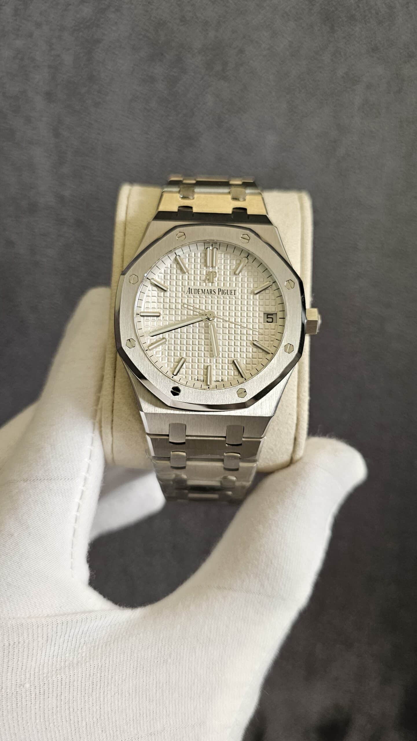 Comparison of genuine audemars piguet and super clones clone